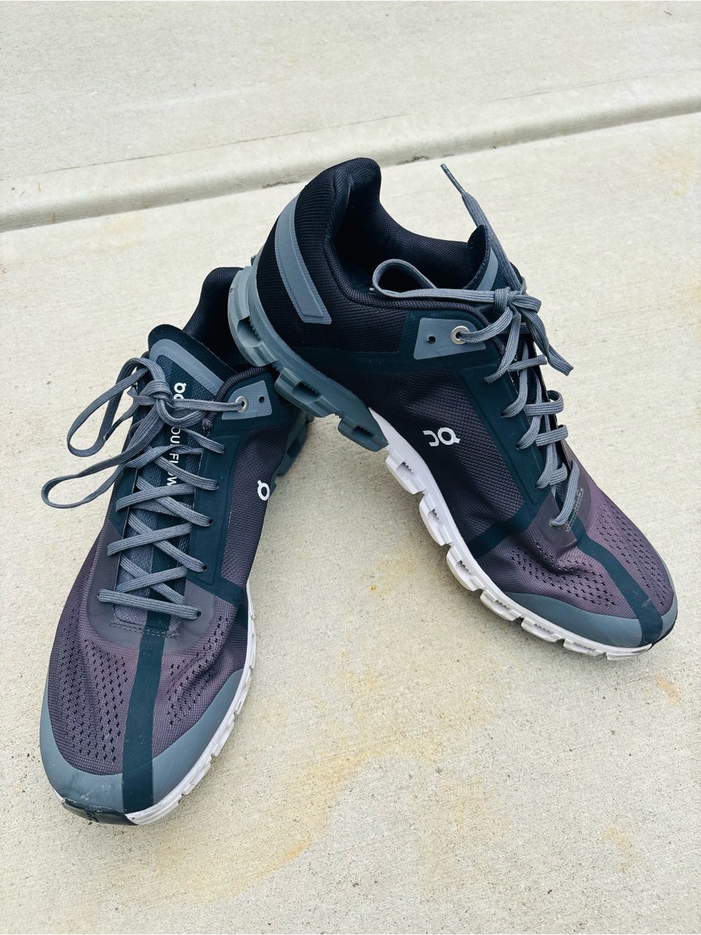 On Running Cloud flow Men's Trainers in Black and Gray accents size 12.5
